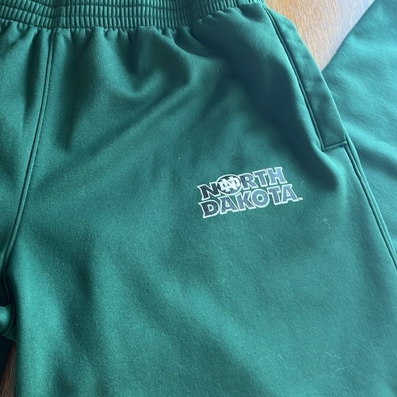 Under Armour UND North Dakota Sweatpants Green Loose Size XL Side Pockets - Picture 2 of 12